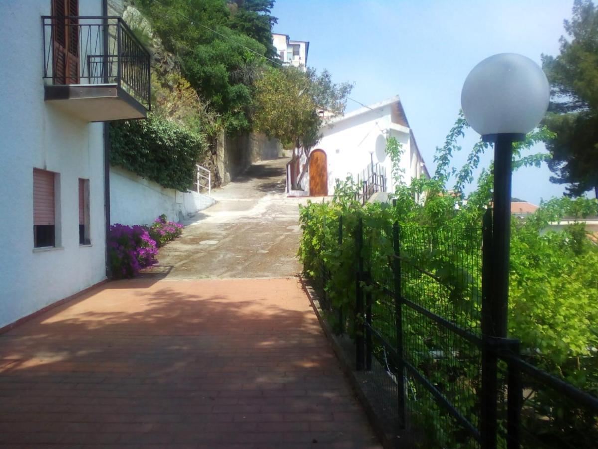 Testa Di Monaco - Basic Beach Accommodations Capo d'Orlando Ngoại thất bức ảnh