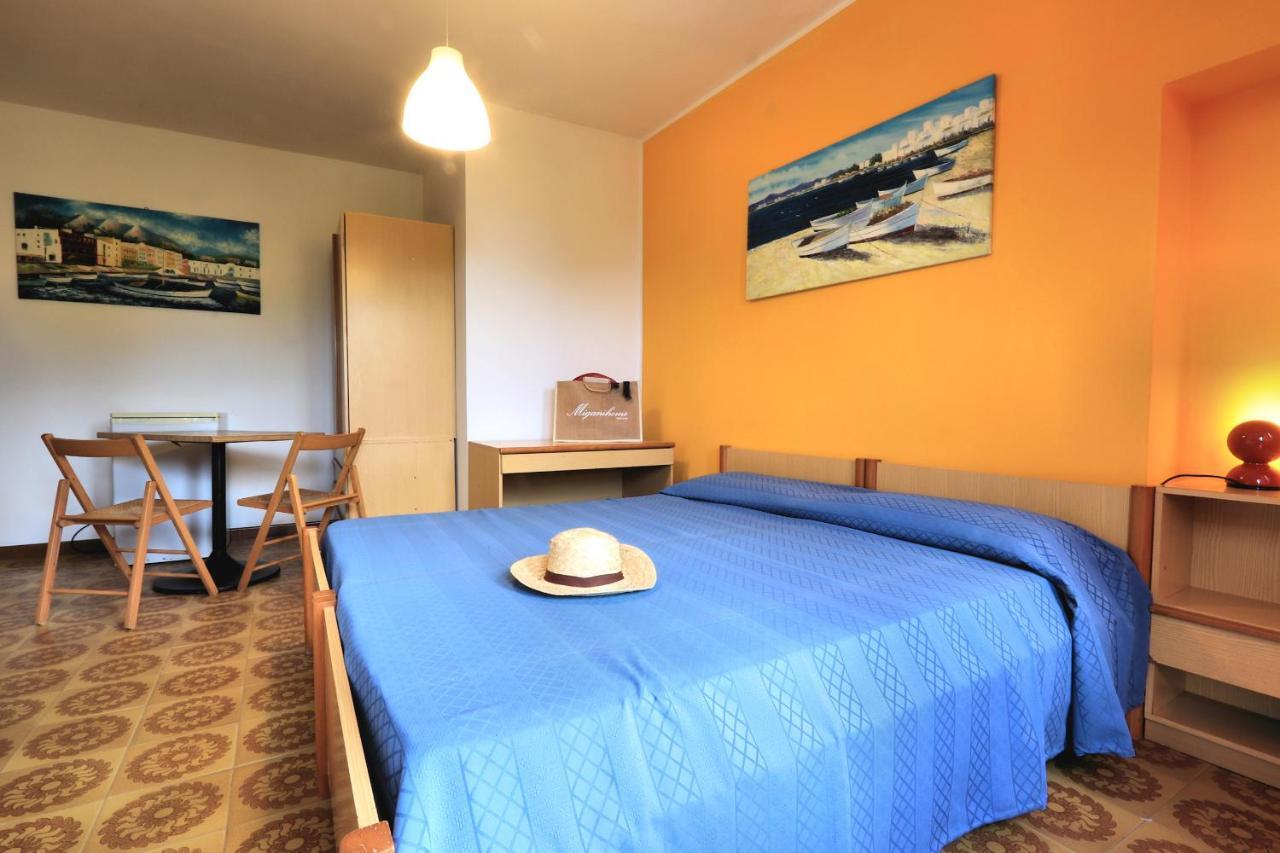 Testa Di Monaco - Basic Beach Accommodations Capo d'Orlando Ngoại thất bức ảnh