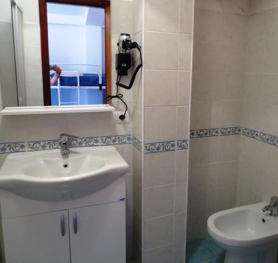 Testa Di Monaco - Basic Beach Accommodations Capo d'Orlando Ngoại thất bức ảnh